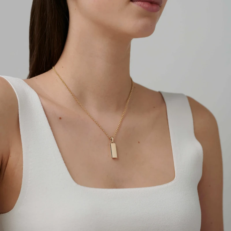 Bar pendant in 9k gold with chain