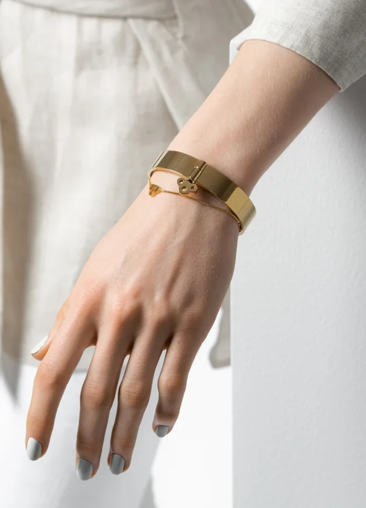 Key lock bracelet in gold